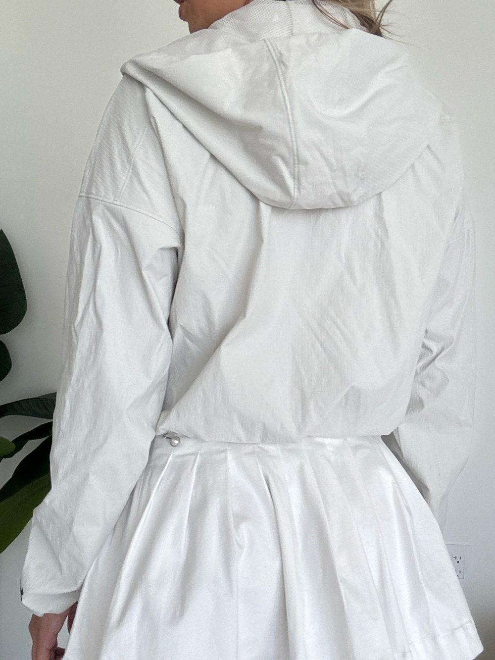 Under Armour White Hooded Lightweight Zip Jacket with Black Trim - Picture 2 of 5